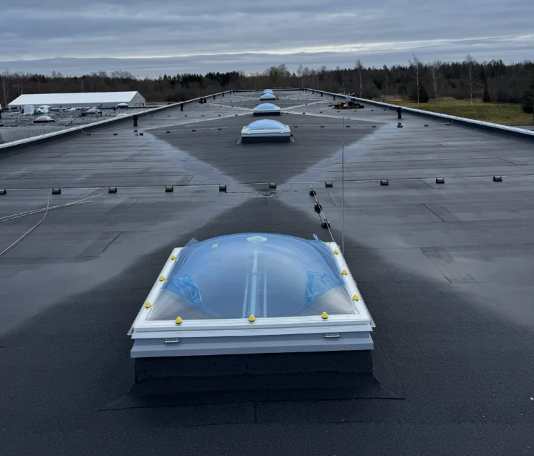 Lamekatuse paigaldus PVC kattega eramajale