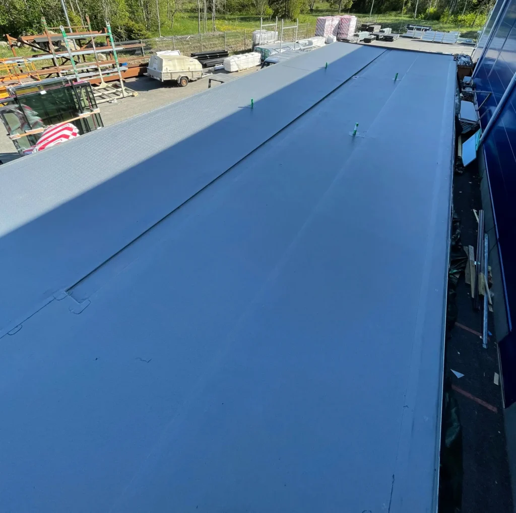 PVC lamekatuse paigaldus Etnika Home arendusprojektile