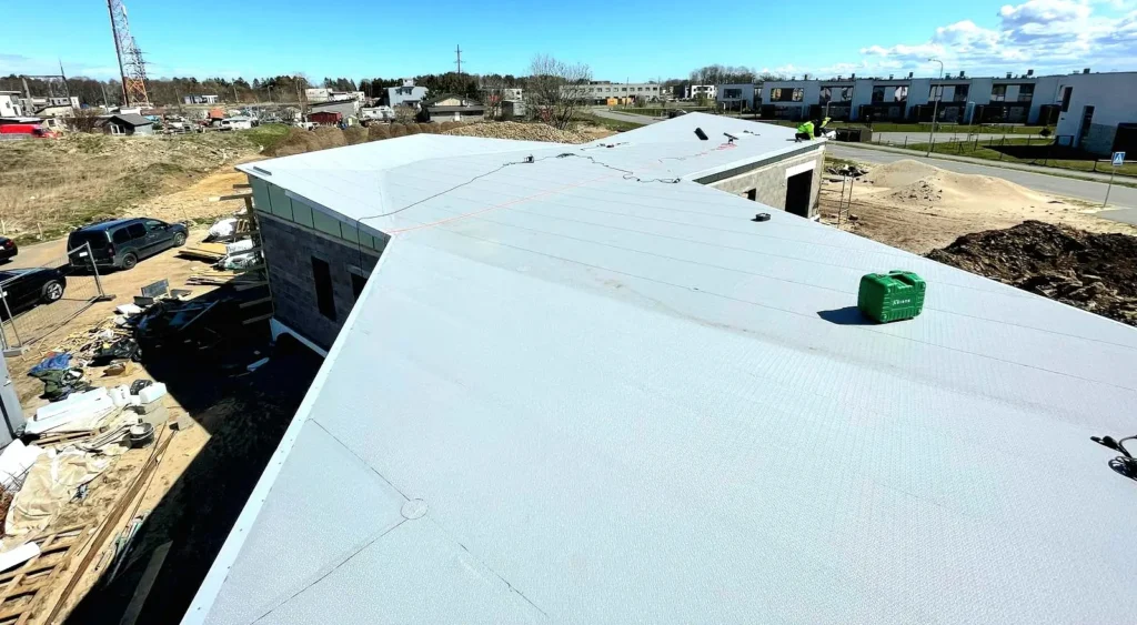 PVC lamekatus – vastupidav ja hooldusvaba lahendus kaasaegsele hoonele PVC lamekatuse paigaldus suurel hoonel