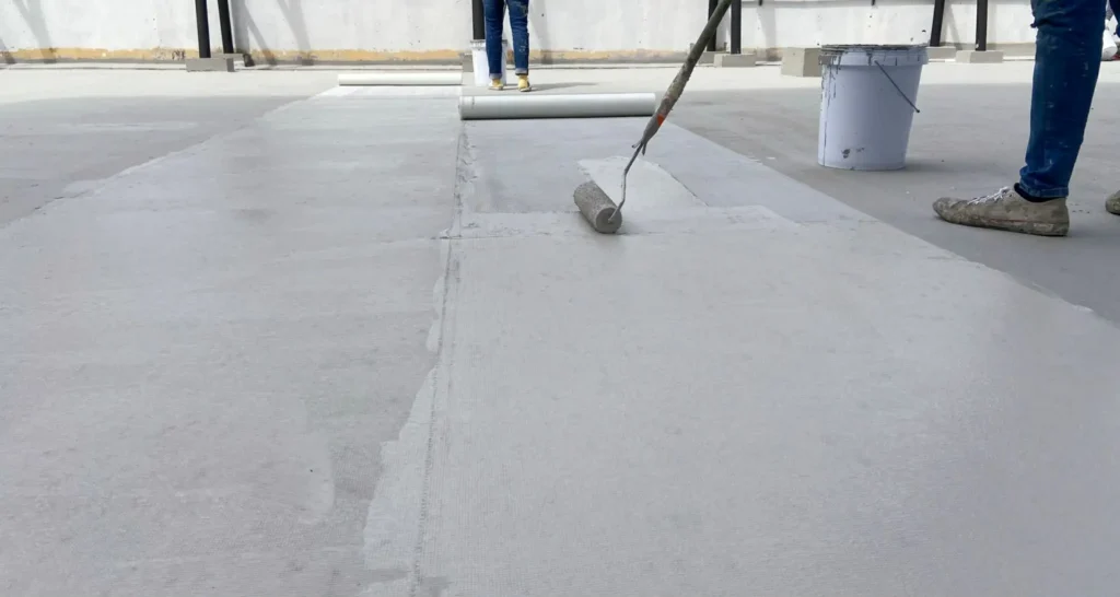 Vedelplast katus – lamekatuse hüdroisolatsioon ja remont vedelplast katuse paigaldus lamekatusel rulliga