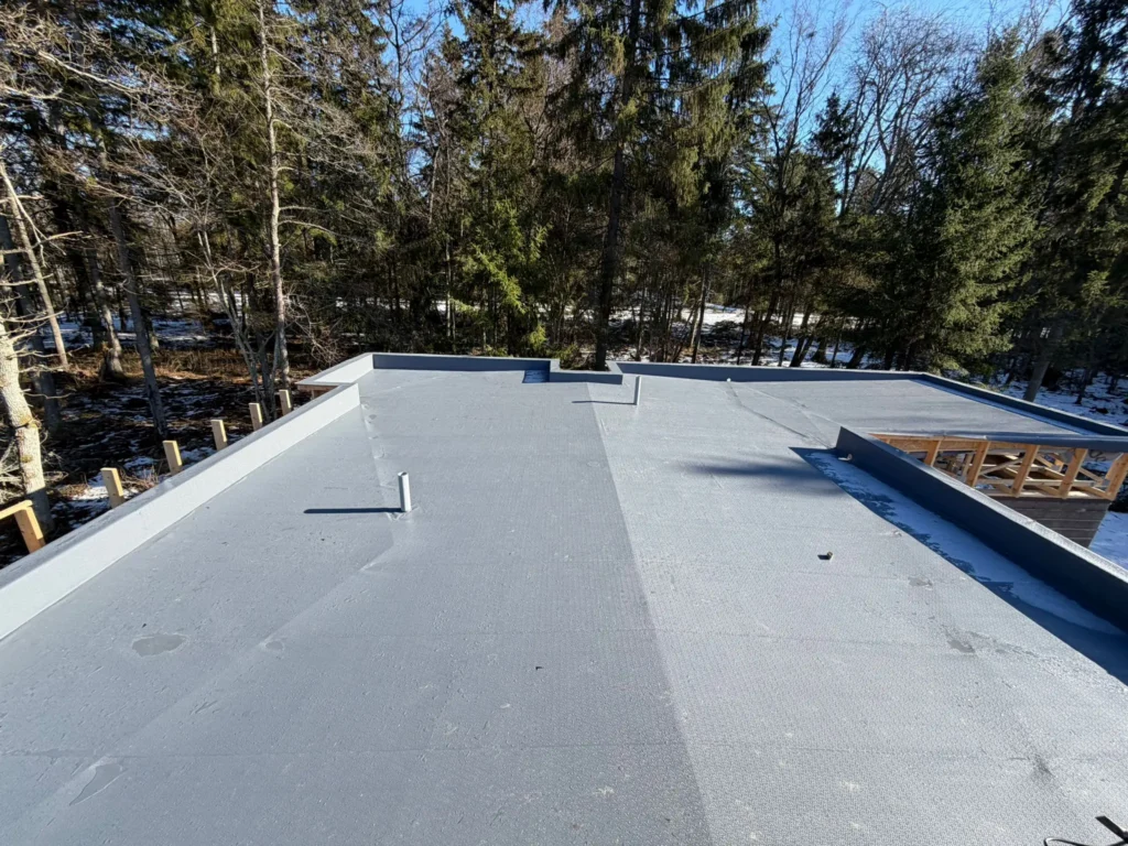 PVC katusekatte paigaldus eramajale Viimsis
